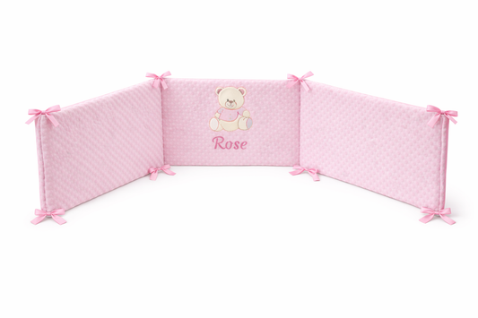 Tour de lit bébé bleu en 3 panneaux avec liens à nouer, tissu doux effet pilou pilou, personnalisé avec le prénom brodé Nissim et motif ourson