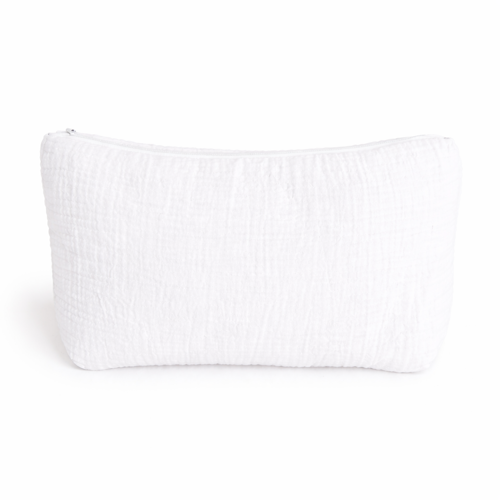 Trousse de toilette blanche en gaze de coton avec texture gaufrée, forme souple et fermeture zippée, idéale pour ranger des produits de beauté ou de voyage.