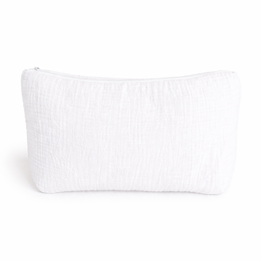Trousse de toilette blanche en gaze de coton avec texture gaufrée, forme souple et fermeture zippée, idéale pour ranger des produits de beauté ou de voyage.