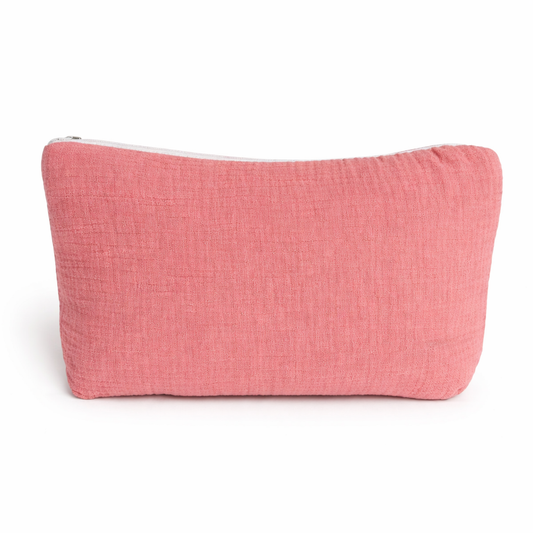Trousse rose en gaze de coton sur fond blanc, pochette douce minimaliste avec fermeture éclair