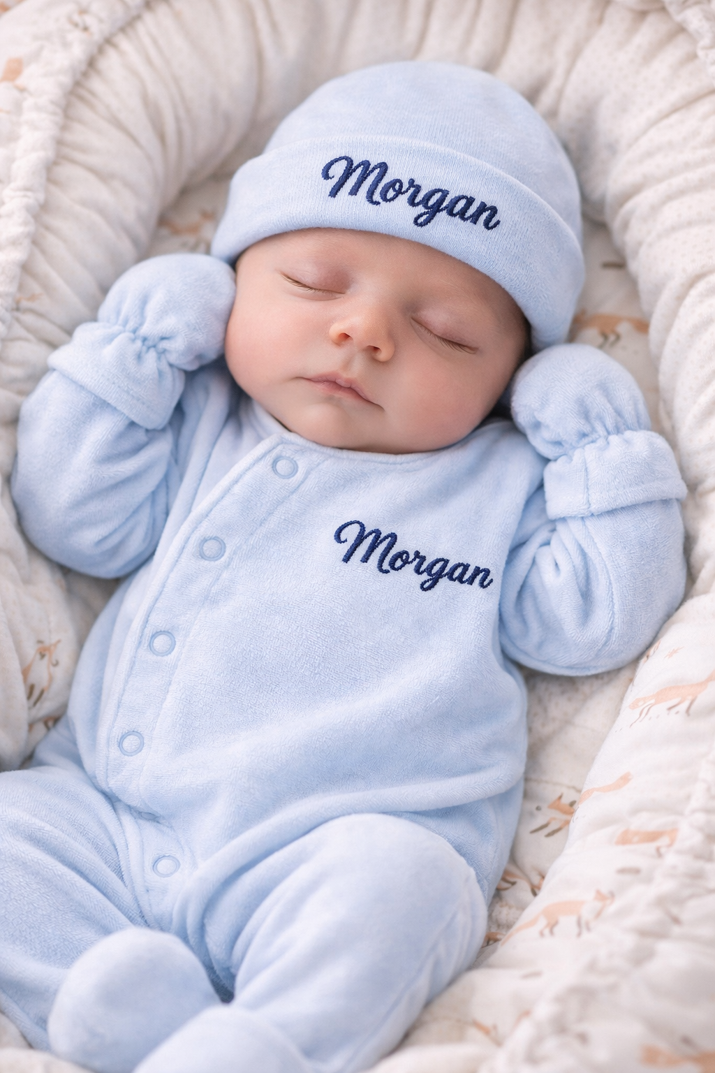 bebe avec Ensemble pour nouveau-né comprenant une combinaison, un bonnet et des moufles coordonnés. bleu broder