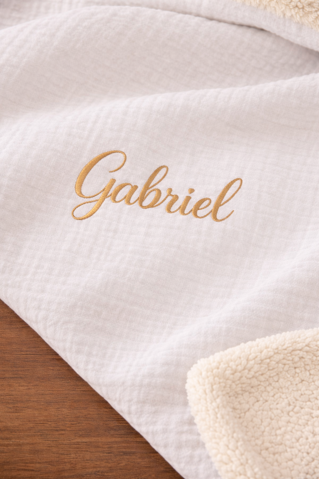 couverture bébé moelleuse avec intérieur doux et finition soignée broderie blanc