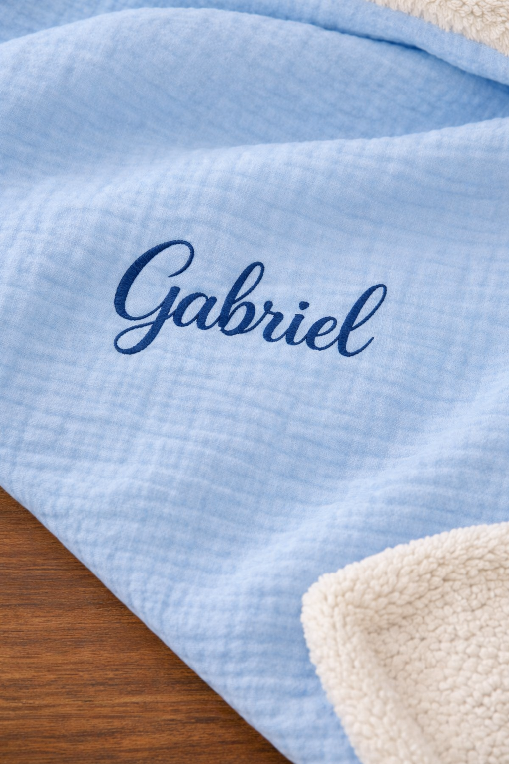 couverture bébé moelleuse avec intérieur doux et finition soignée broderie bleu 