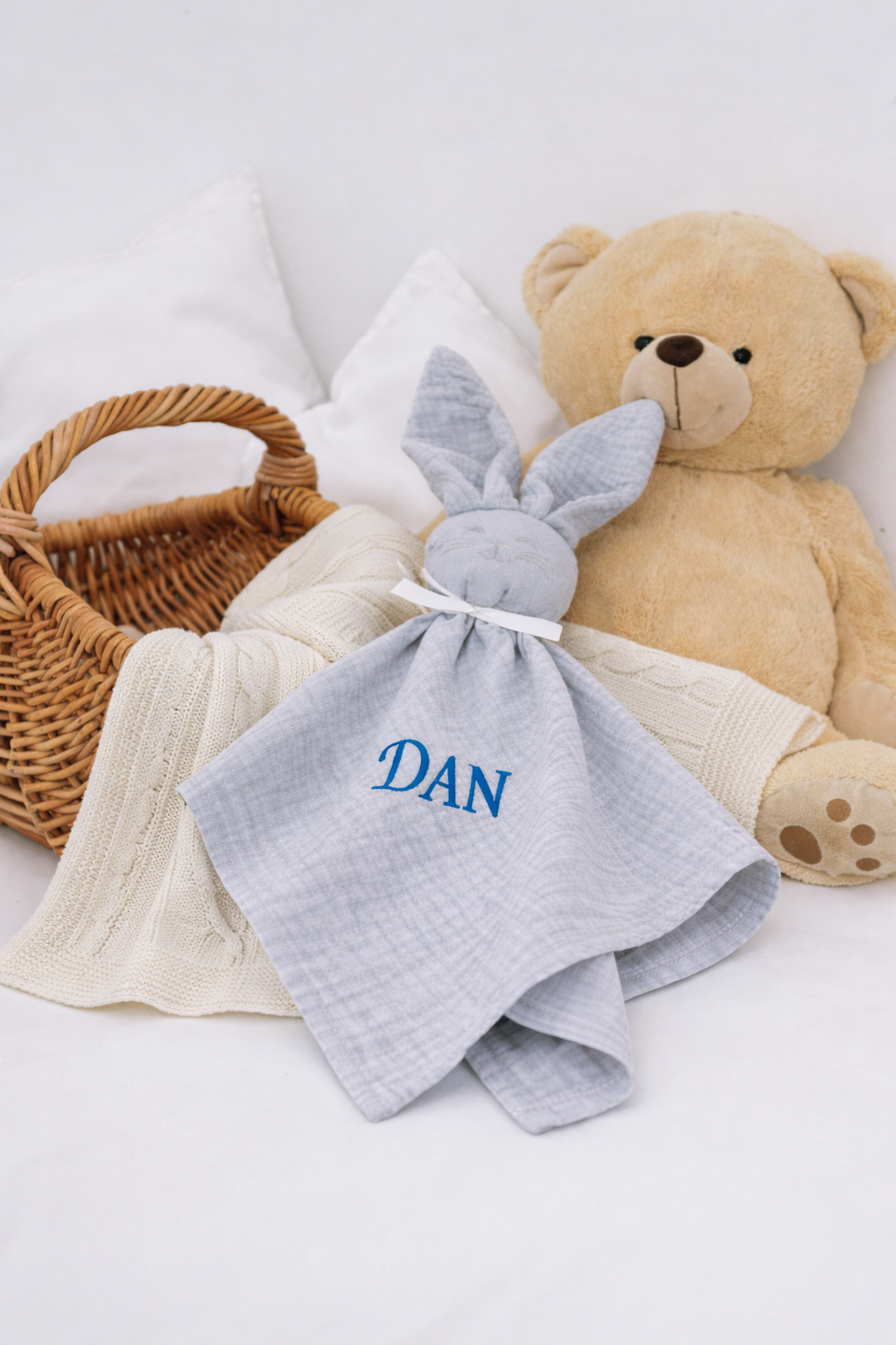 doudou bébé gris en coton avec tête lapin et lange souple 