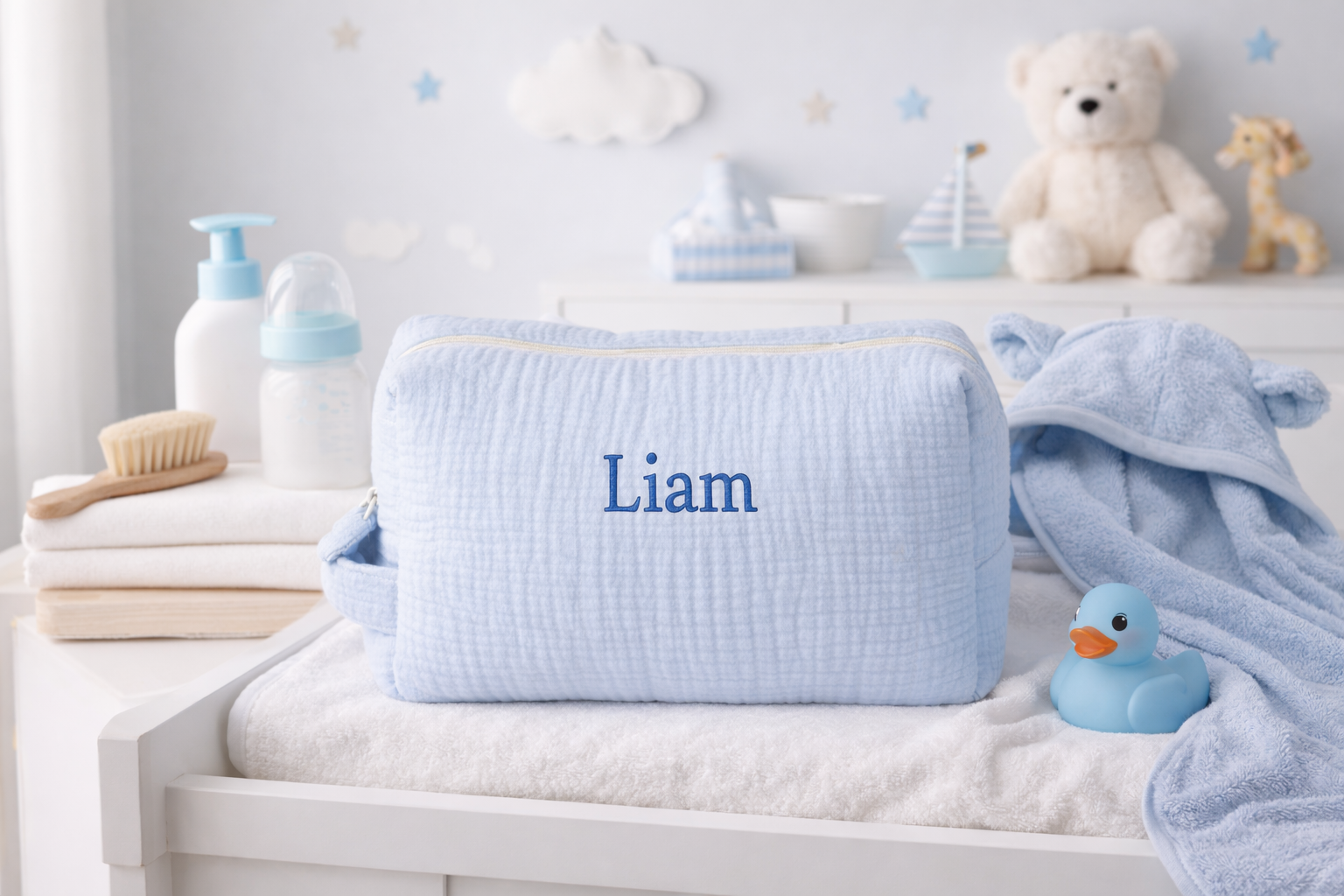 mise en scene Trousse bébé personnalisée en gaze de coton – Organisateur élégant, maternité et voyage bleu 