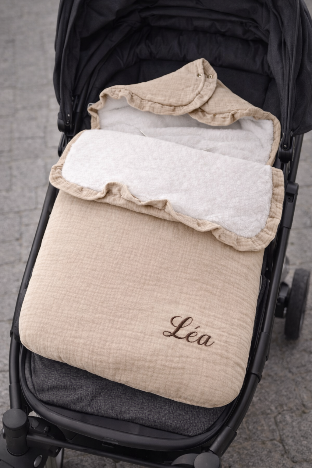 nid d’ange bébé beige en coton avec doublure moelleuse et confortable sur pousette 