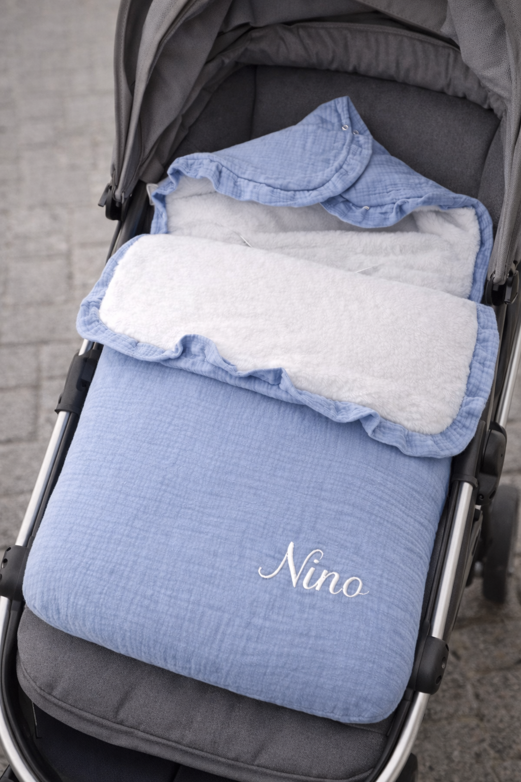 nid d’ange bébé beige en coton avec doublure moelleuse et confortable sur pousette  bleu 