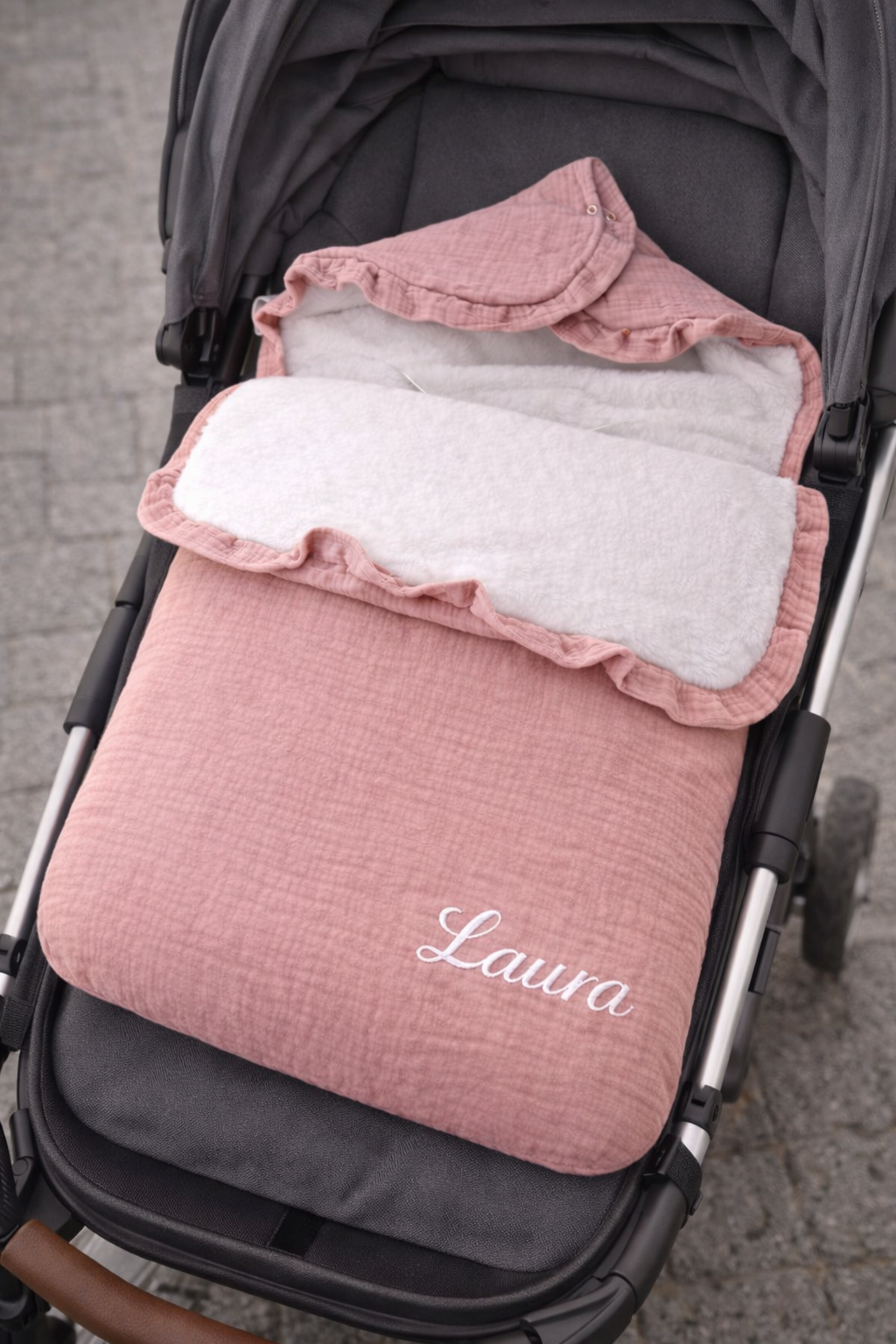 nid d’ange bébé beige en coton avec doublure moelleuse et confortable sur pousette  rose 