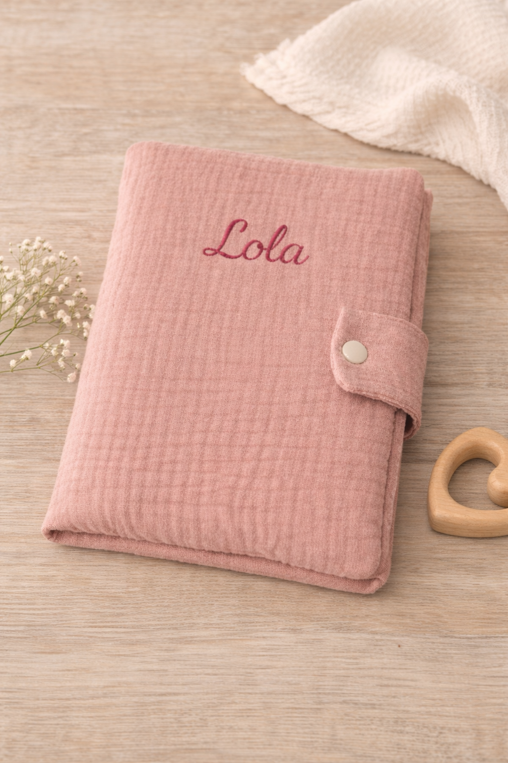 protège carnet de santé bébé personnalisé rose en tissu doux avec bouton pression Claire