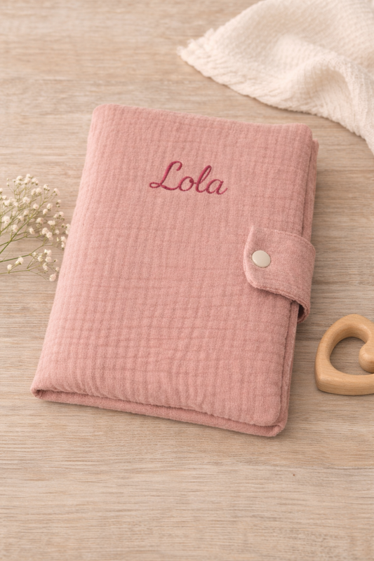 protège carnet de santé bébé personnalisé rose en tissu doux avec bouton pression Claire