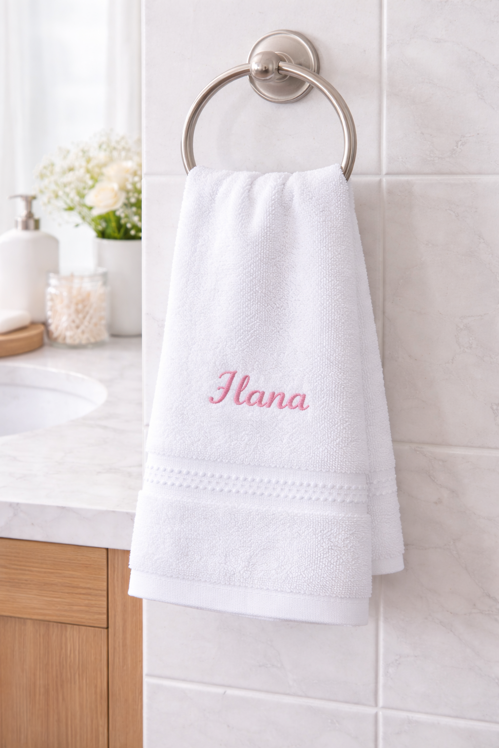 serviette de toilette personnalisée prénom brodé en coton suspendue salle de bain blanc 