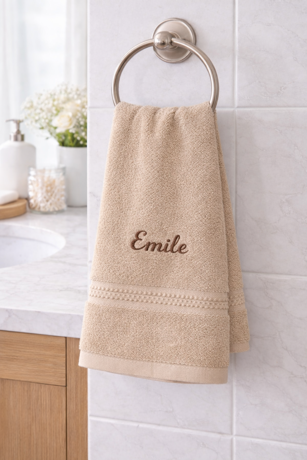  serviettes éponge personnalisées avec prénoms brodés décoration salle de bain
